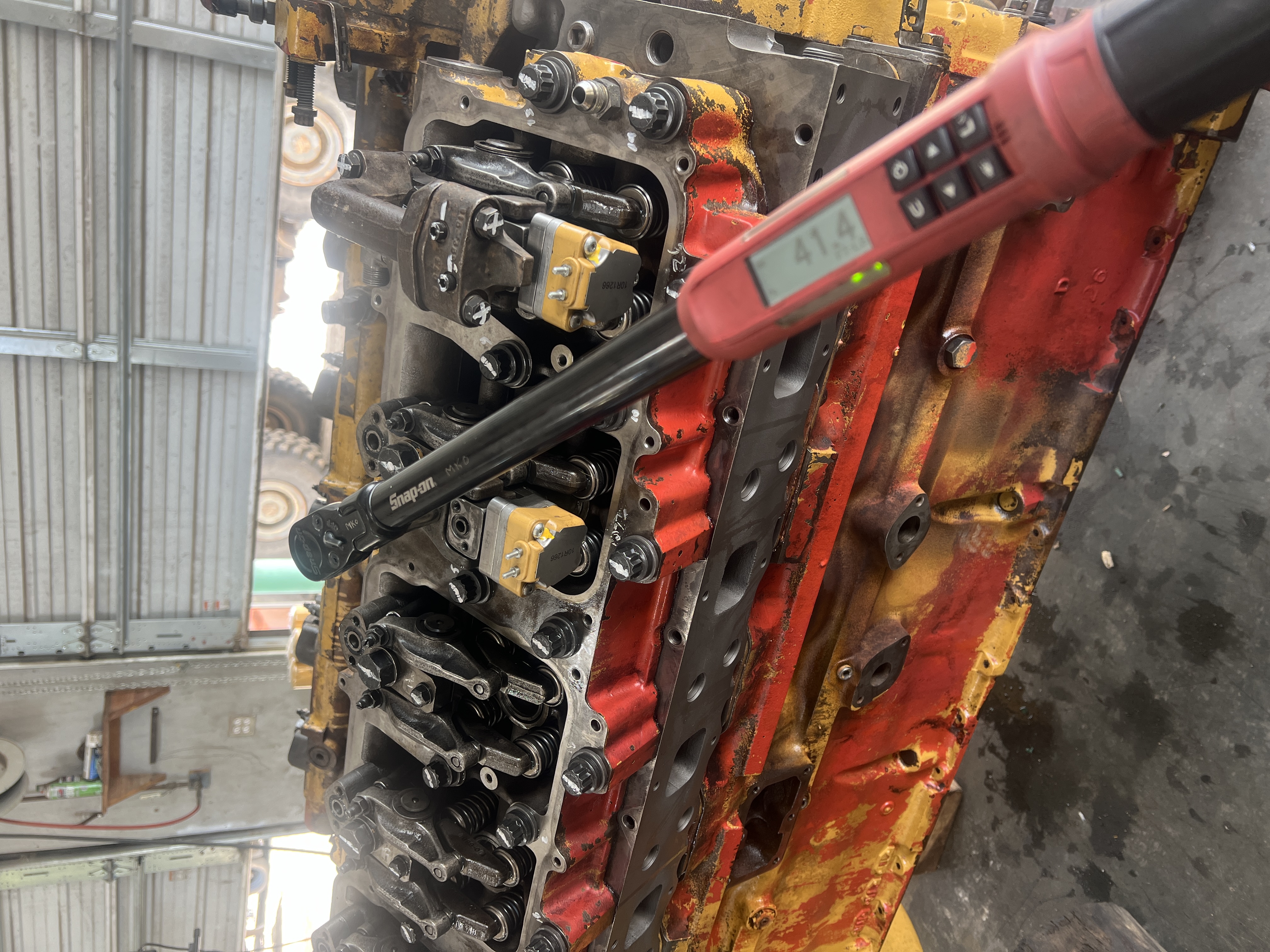 Caterpillar engine head torque with Snap-on digital torque wrench